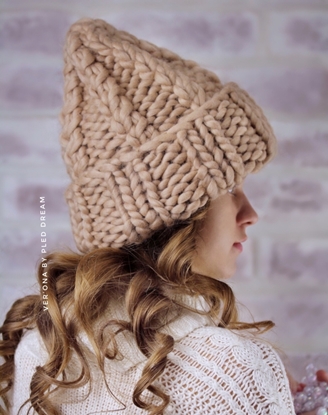 картинка шапка из мериноса для девушки, заказать шапку крупной вязки в Москве с доставкой шапка песочная, кремовая, бежевая, верблюжий цвет