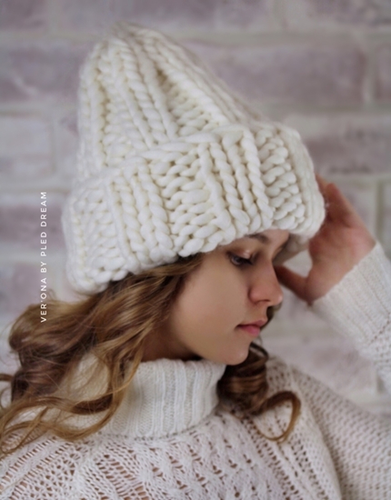 Зимняя вязаная шапка женская